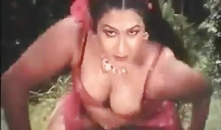 רגליים מפושקות עבודת יד סרטי סקס לצפיה מידית בלונדינית על הספה