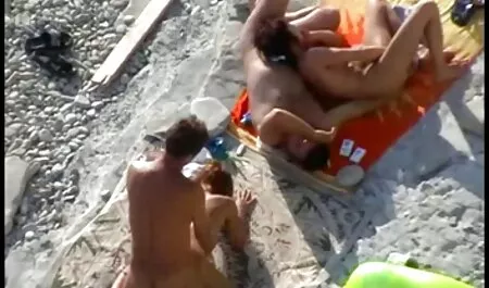 ג ' ני צפייה ישירה בסרטי סקס הלכה עירומה ברחובות העיר.