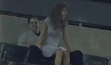 נערה אתרי פורנו לצפייה ישירה רזה וקטנה מדגמנת בעירום מול המצלמה
