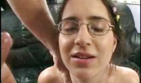 גבר הסיע בחורה סרטוני סקס לצפיה חינם והזמין אותה הביתה לסקס.