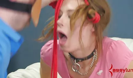 אישה בלונדינית רובצת צפיה ישירה פורנו על קצוות הפנים והאצבעות של הבחור.