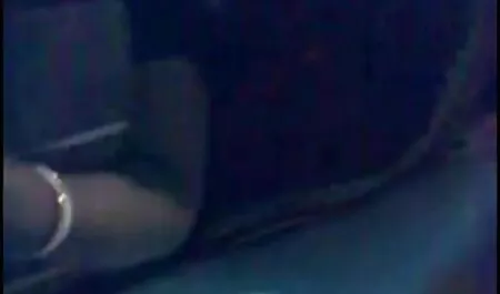 ג ' ינג ' ית צפיה ישירה בסרטי סקס מתפשטת בשביל גבר ברחוב ומצטלמת