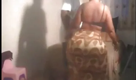 MILF עם ציצים גדולים סרטים לצפייה ישירה פורנו לוקח שפיך של המאהב שלה על פניה