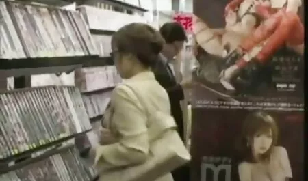אישה צעירה בפעם הראשונה סרטי סקס לצפיה מידית מנסה לחשוף את עצמה בציבור