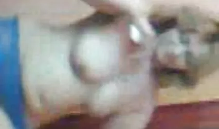 איש שזוף עם מטע קשה של שיער חום דליל סרטוני פורנו לצפייה ישירה על איבריו