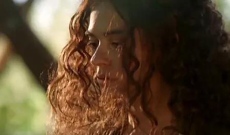 שתי בחורות שוות עם צפיה ישירה בסרטי סקס חינם שיער פעיל עם שרת צעיר בשירותים.