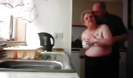 Groped ילדה מזיינת את החבר שלה תוך כדי צפייה בקהל פורנו נשים מבוגרות מוצצות לצפיה חינם של פורנו זה