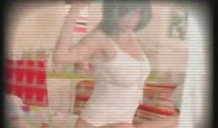 בחורה עם משקפיים סרטי פורנו לצפיה בחינם מוצצת יפה.