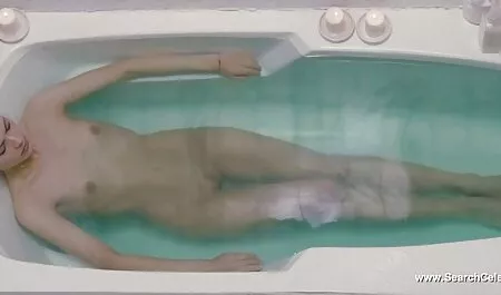 זוג צעיר שישכנע אישה בוגרת עם שיער חום עם חזה גדול ללכת עירום ברחוב סרטי סקס לצפיה מידית
