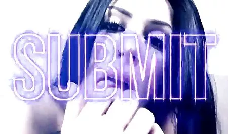 עובדי צפייה ישירה סקס המספרה עושים חזה מפוחלץ בסולאריום.