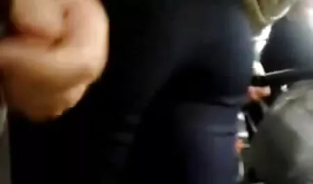 השתעשעה עם הלשון צפייה ישירה בסרטי סקס של המורה שלה, ומטוגנת.