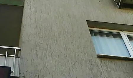 ברונטית עם ציצים קטנים מגיעה לאורגזמה צפיה ישירה פורנו מחוץ לבית עם פאלוס גדול