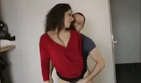 סטודנטים חרמנים מזדיינים עם תשוקה ליד הבריכה. סרטי פורנו לצפייה חינם