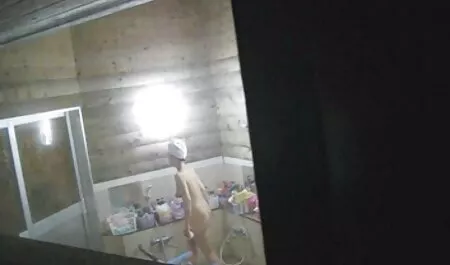 שתי לסביות מדהימות מובילות אחת צפייה ישירה בסרטי סקס את השנייה לאורגזמה בדרך.