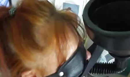 בחורה סרטים ארוטיים לצפייה ישירה בחינם עם חזה קטן יושבת על צנון
