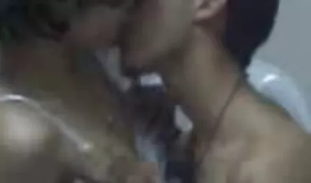 שתי לסביות פורנו נשים מבוגרות מוצצות לצפיה חינם מדהימות בגרבונים ופירסינג בכובע להביא אחד את השני לאורגזמה עם עזרתו של פקק התחת
