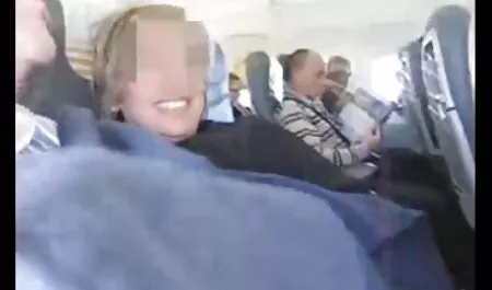 בחור אחד ושתי בחורות שמתעסקות סרטי סקס צפיה ישירה חינם עם סטרפון.