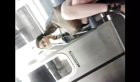 בלונדינית עם לטקס אדום תני נשיקה על סרטי פורנו לצפיה בחינם הרגל