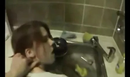 לבשתי קולר על הבחורה העירומה והוליכתי אותה סרטי פורנו לצפיה ישירה חינם בשלג.