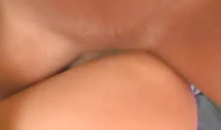 גבר מתקשר לבחורה עם שיער רך. סקס חינם לצפייה ישירה