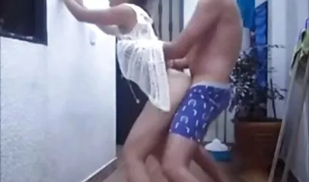 הולי צ ' ארמינג פותחת את סרטי סקס לצפיה מידית המכסה ואוננת