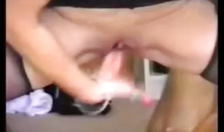 שתי לסביות סקס לצפיה ישרה מטגנות את עצמן מול המצלמה.