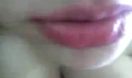 באסטי אלה שוחחה עם צפיה ישירה סרטי סקס צ ' אטרים.