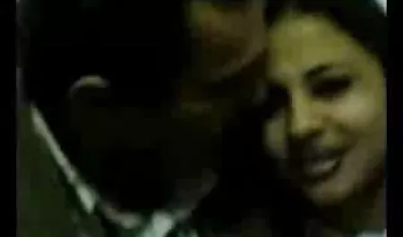 שני נקבות מפוארות סקס צפיה ישירה בתחתונים אדומים מחליפות מין.