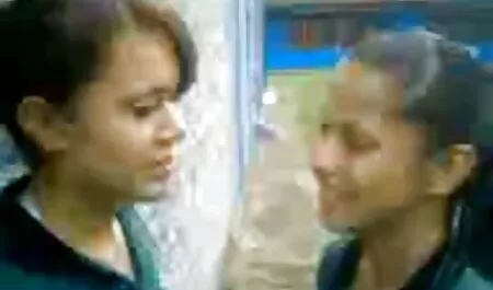 איש בשחור דוחף את הזין שלו לתוך חור צפיה ישירה בסרטי סקס חינם לבן