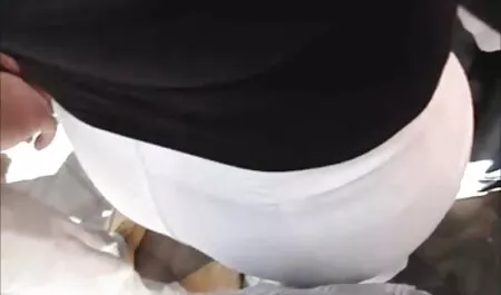 נערה יפה ומתולתלת מלטפת סרטי סקס צפיה ישירה את כובעה