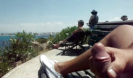 האיש בא לבקר פרה צעירה ולשתול אותה סקס חינם לצפייה ישירה