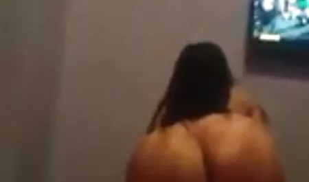 הבחורה הציקה לזוג בחצר. סקס לצפיה ישרה בחינם