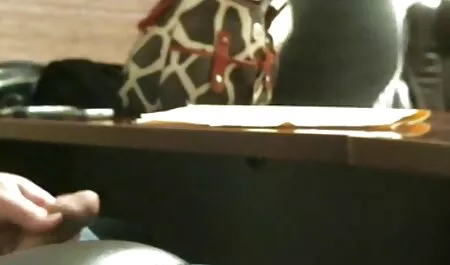 הבוס זיין את סקס צפיה ישירה המזכירה ואת רואה החשבון בבגדים העסיסיים שלהם.