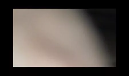 ביום חם, בחורה סרטי סקס לצפיה מידית הולכת בפארק בלי בגדים