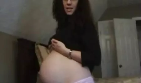 המאוננת מראה את ההתרגשות שלה פורנו נשים מבוגרות מוצצות לצפיה חינם במצלמת אינטרנט