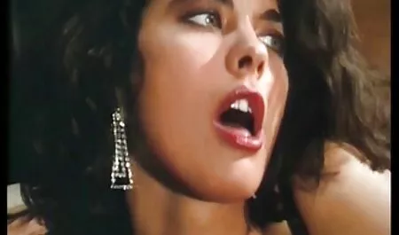 בלונדינית סרטים ארוטים לצפיה ישירה עירומה עם חזה קטן רוכבת על זין ארוך בתחת שלה