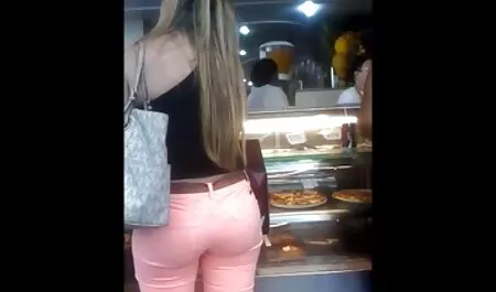 האיש סרטי סקס מלאים לצפיה ישירה בלבן שם את המולטי הנאה בכובע