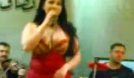 גברים הביאו את הבחורה מהחוף ומזדיינים, שופכים שפיך צפיה בסרטי סקס חינם לתוך הנרתיק