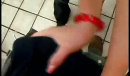 זונה מראה לחברה שלה איך להפעיל את הפה שלה עם ברגים שחורים גדולים מצלמות סקס צפייה ישירה חינם