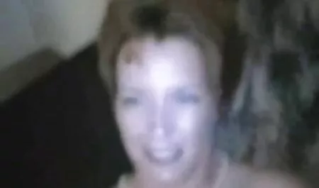 שתי התאהבות בוגרת עם צפיה ישירה בסרטי סקס בחור צעיר.