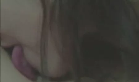 ילדה מתוקה מלטפת סרטים לצפייה ישירה פורנו את הדגדגן שלה באצבעות וזיינה את התחת שלה עם צעצוע