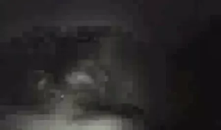 בחורה עם לטקס חונקת את חברתה עם שקית ניילון סרטוני פורנו לצפייה ישירה