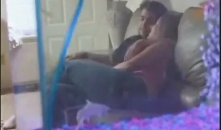 מכורה בלונדינית מדמיינת מצלמות סקס צפייה ישירה חינם ממזר ויורקת עליו.