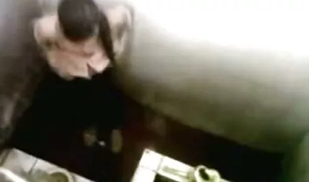 גבר הכניס אצבעות לוואגינה של בחורה קירחת ומצץ. צפיה ישירה סרטי סקס