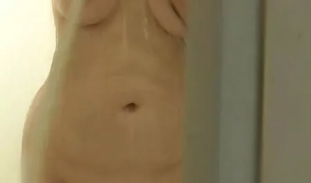 נטלי ליטפה את החור שלה עם סרטי סקס לצפייה חינם אצבע ודילדו