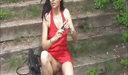 אמריקאים בתחתונים מלטפים את הכוס צפייה ישירה סרטי סקס שלה על הספה.