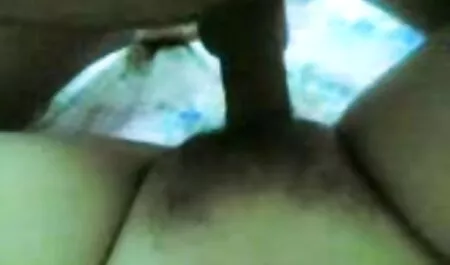 הבחורה האהובה צפיה ישירה פורנו נותנת את התחת.