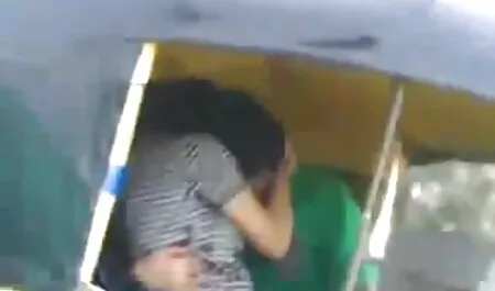 ברונטית עושה אוננות בבוקר סרטוני פורנו לצפייה ישירה במיטתה