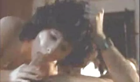 רופא דחף אצבע לתחת אסיאתי. סקס צפיה ישירה חינם