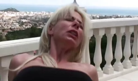 הבחורה מצצה את הפין של הגבר, והיא צפיה ישירה בסרטי סקס חינם ליטפה את הכובע שלו עם אצבע